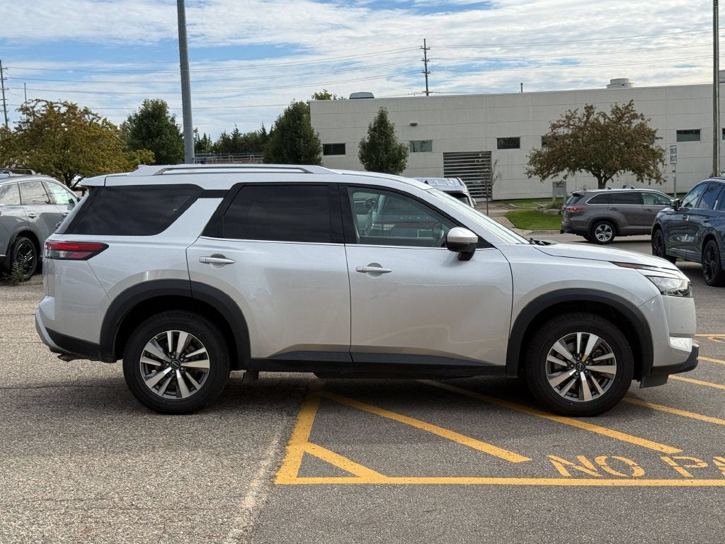 2025 Nissan Pathfinder SL