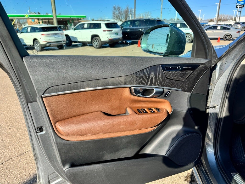 2020 Volvo XC90 T6 Momentum